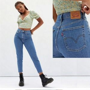 Levi’s high waist taper jeans 29x27 in great new condition.